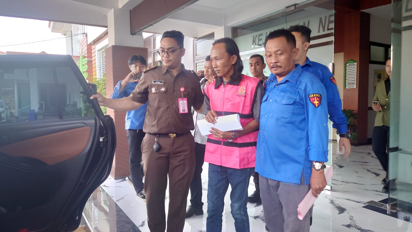 BERLANJUT : Sekretaris Satu PTSL Desa Gilang, WW ditahan Kejari Sidoarjo, Kamis (20/3) sore. (IST/RADAR SIDOARJO)