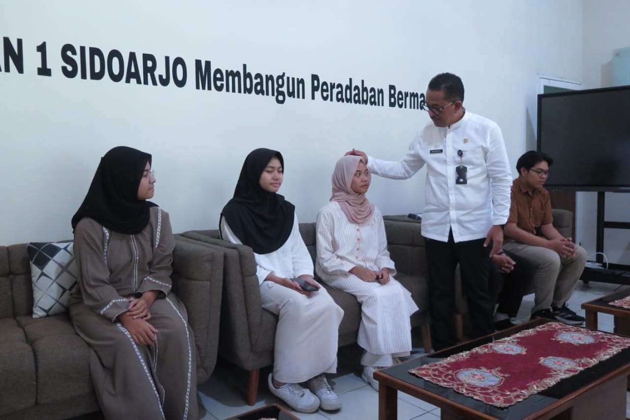 BERPRESTASI: Kepala SMAN 1 Sidoarjo, Eko Redjo Sunariyanto ngobrol dengan Hikmah Islamiyah dan sejumlah siswanya. (M SAIFUL ROHMAN/RADAR SIDOARJO)