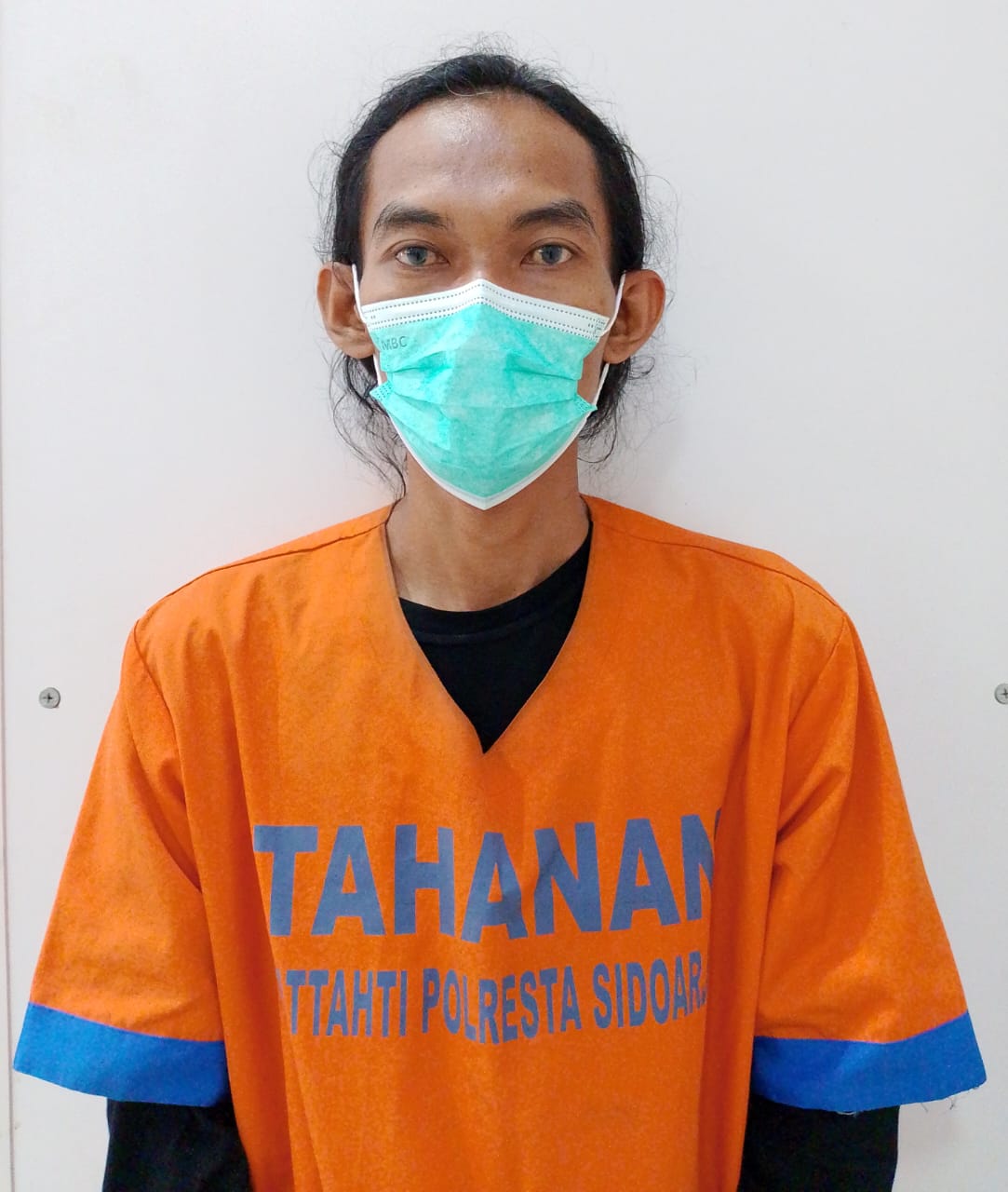 DIBUI : Tersangka DH diamankan Satresnarkoba Polresta Sidoarjo usai kedapatan menjadi kurir SS. Ia ditangkap dengan barang bukti 10 poket sabu. (IST/RADAR SIDOARJO)