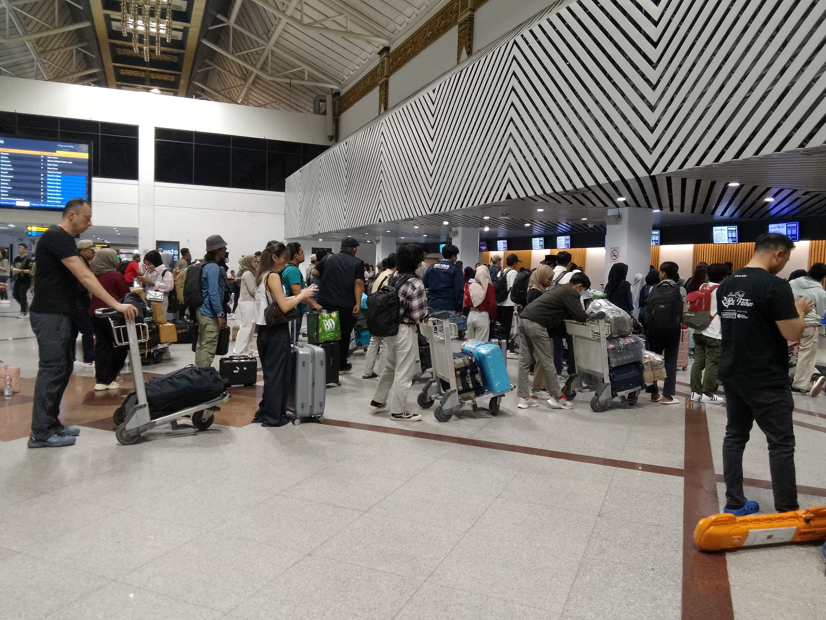 MULAI PADAT : Arus mudik lebaran sudah mulai terlihat di Bandara Juanda, Sedati, Sidoarjo, Jumat (21/3) pagi. (DIKY PUTRA SANSIRI/RADAR SIDOARJO)