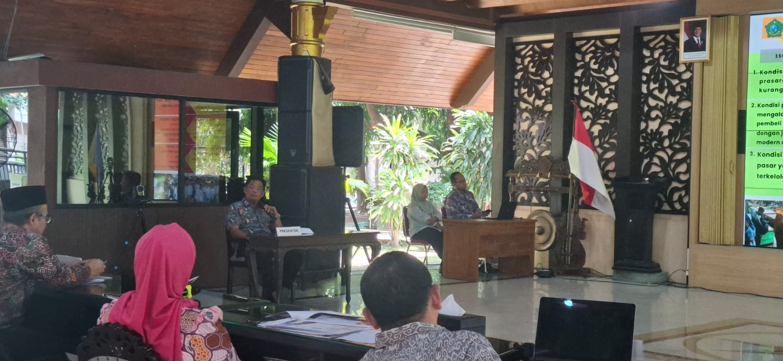 DAYA SAING : Kepala Disperindag Sidoarjo, Widiyantoro Basuki saat memaparkan visi misi program untuk IKM dan UKM di Sidoarjo. (M SAIFUL ROHMAN/RADAR SIDOARJO)