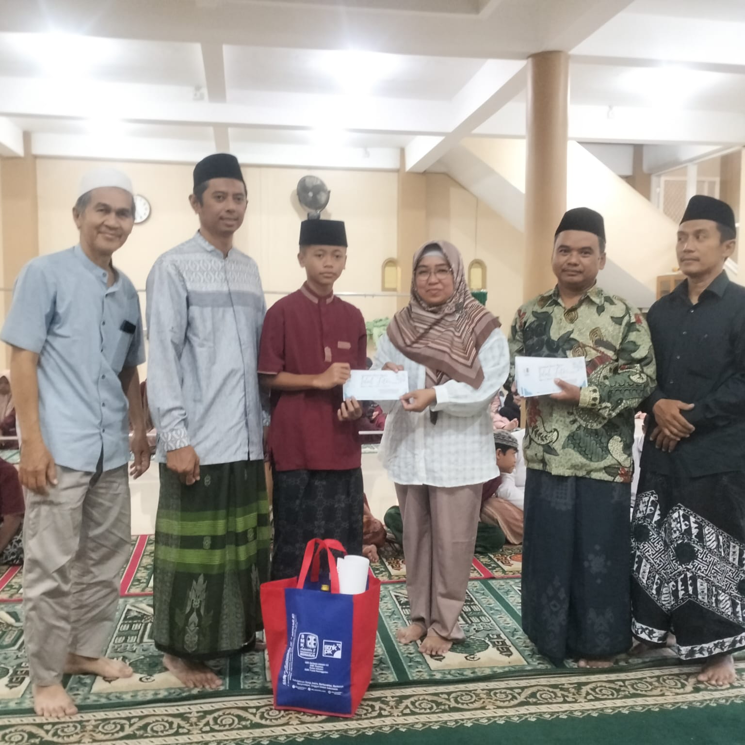 BERBAGI : penyerahan secara simbolis kepala SMK Antartika 2 Sidoarjo Retno Purwolystiorini di berikan kepada anak yatim Yayasan Al Firdaus Siwalanpanji. (ANAS/ RADAR SIDOARJO)&nbsp;
