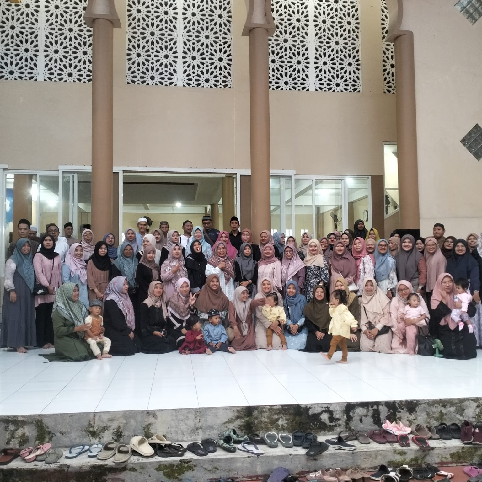 KOMPAK: Penyerahan secara simbolis kepala SMK Antartika 2 Sidoarjo Retno Purwolystiorini di berikan kepada anak yatim Yayasan Al Firdaus Siwalanpanji. (ANAS/RADAR SIDOARJO)