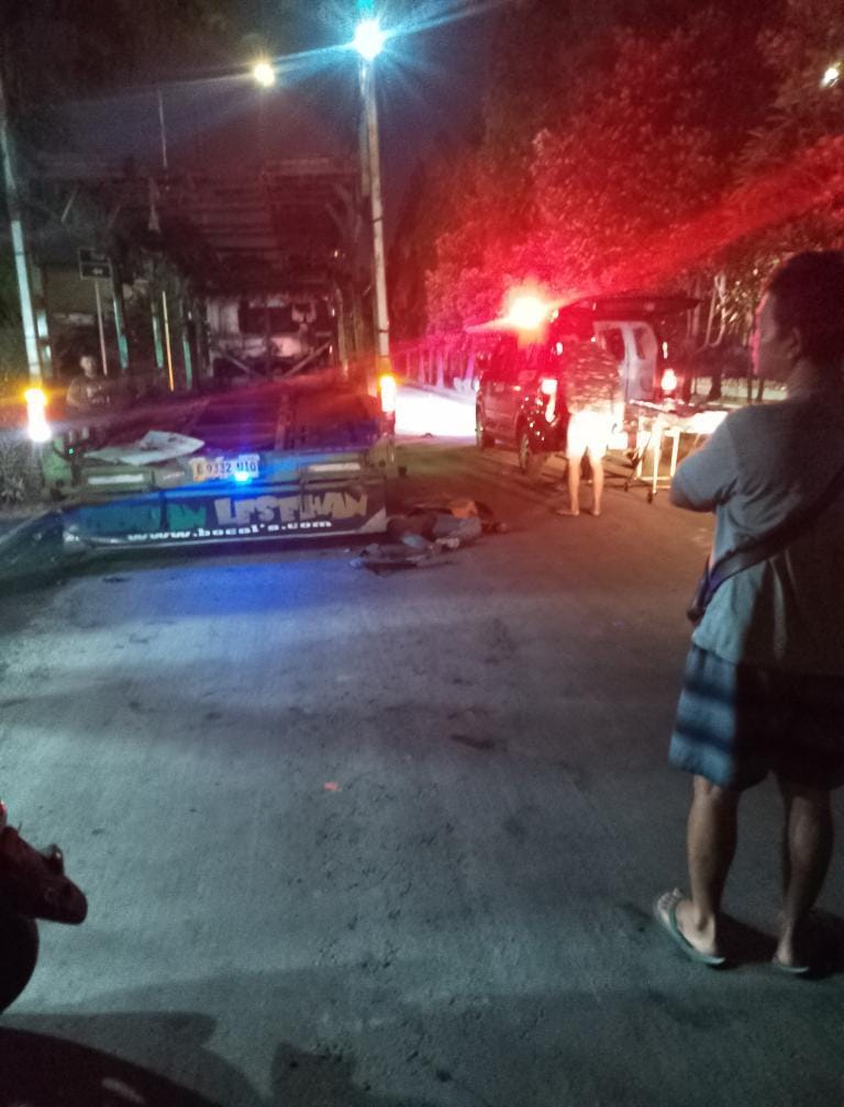 TRAGIS : Kondisi korban usai menabrak truk trailer berhenti di Jalan Raya Lingkar Timur, Buduran, Sidoarjo, Minggu (23/3). (IST/RADAR SIDOARJO)