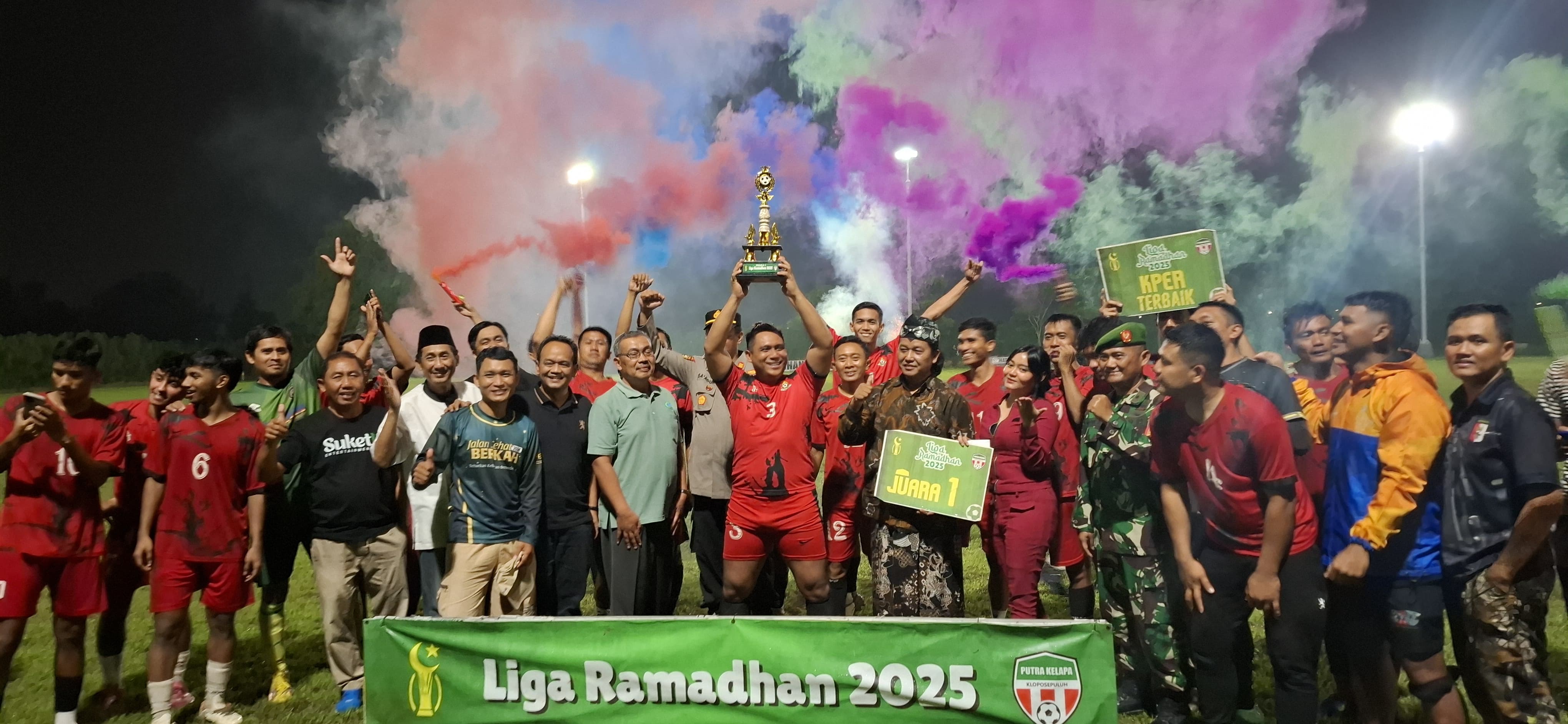ANGKAT PIALA : Tim Jali FC sabet juara di Liga Ramadan 2025. Tim ini juara usai menang dalam drama adu penalti. (M SAIFUL ROHMAN/RADAR SIDOARJO)