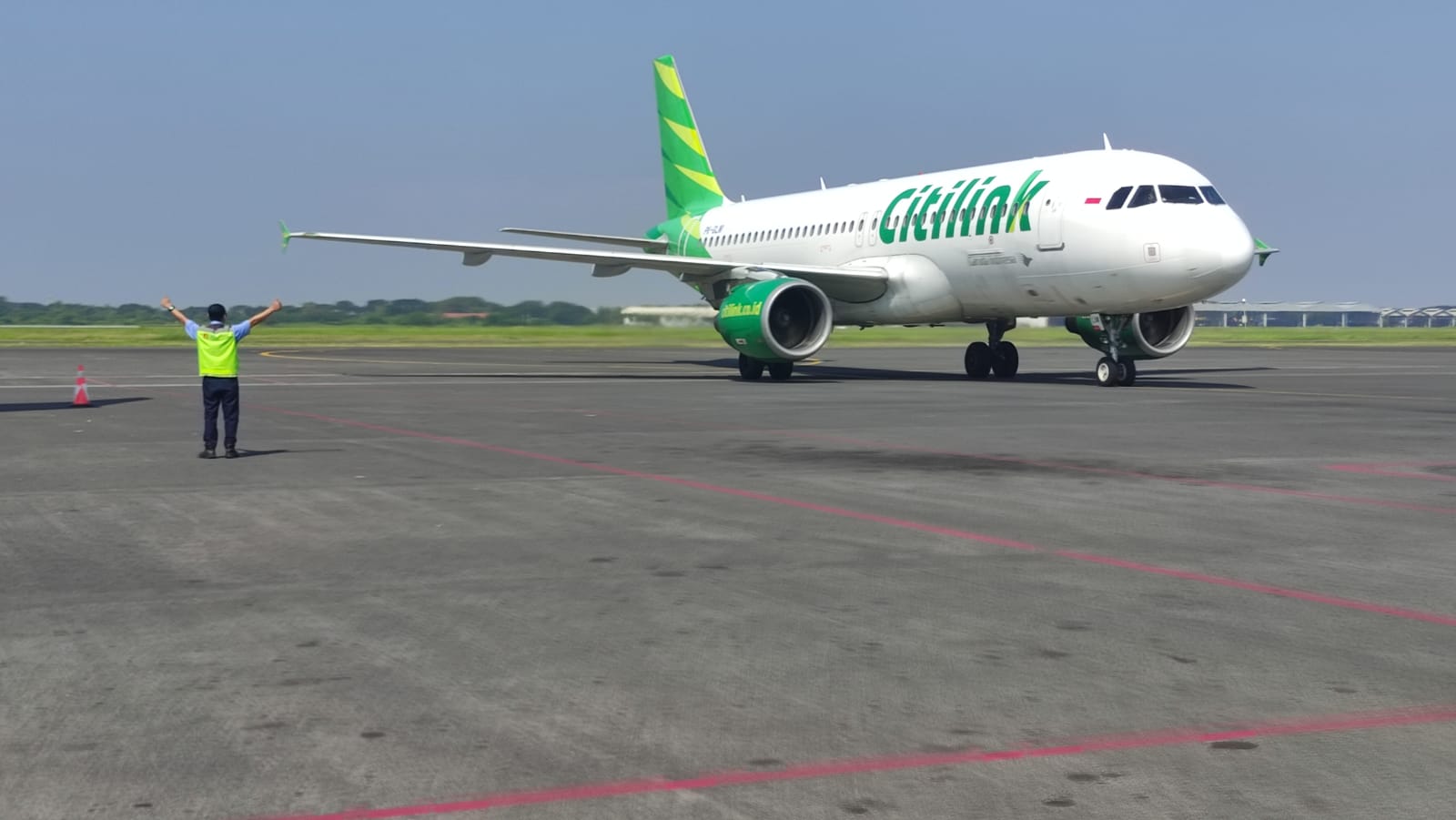 RAMAI : Calon penumpang pesawat sedang berada di Bandara Juanda, Sidoarjo. Maskapai sudah ajukan extra flight untuk mudik lebaran. (DIKY PUTRA SANSIRI/RADAR SIDOARJO)