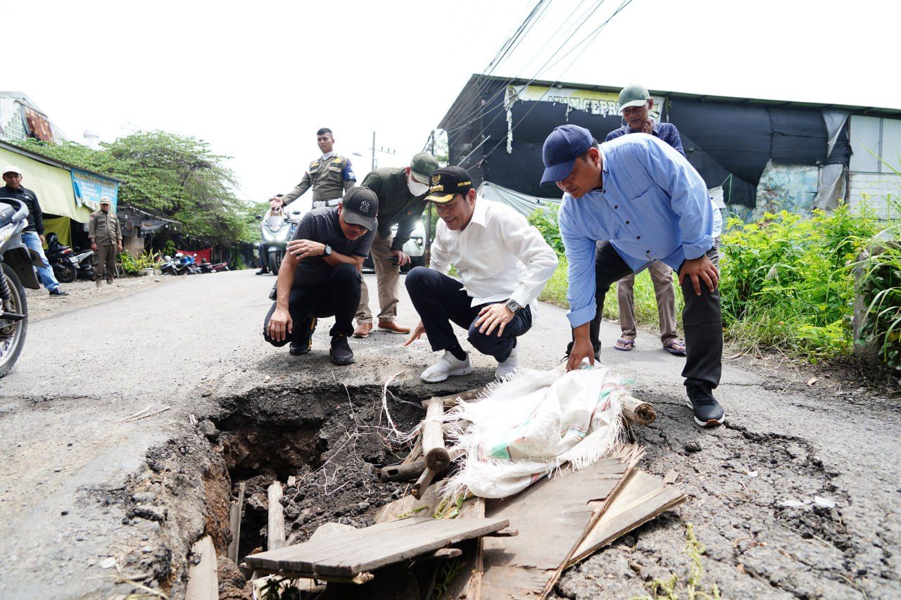 GERAK CEPAT: Bupati Sidoarjo Subandi (baju putih) melakukan sidak ke lokasi jembatan ambles di Desa Banjarsari, Kecamatan Buduran.