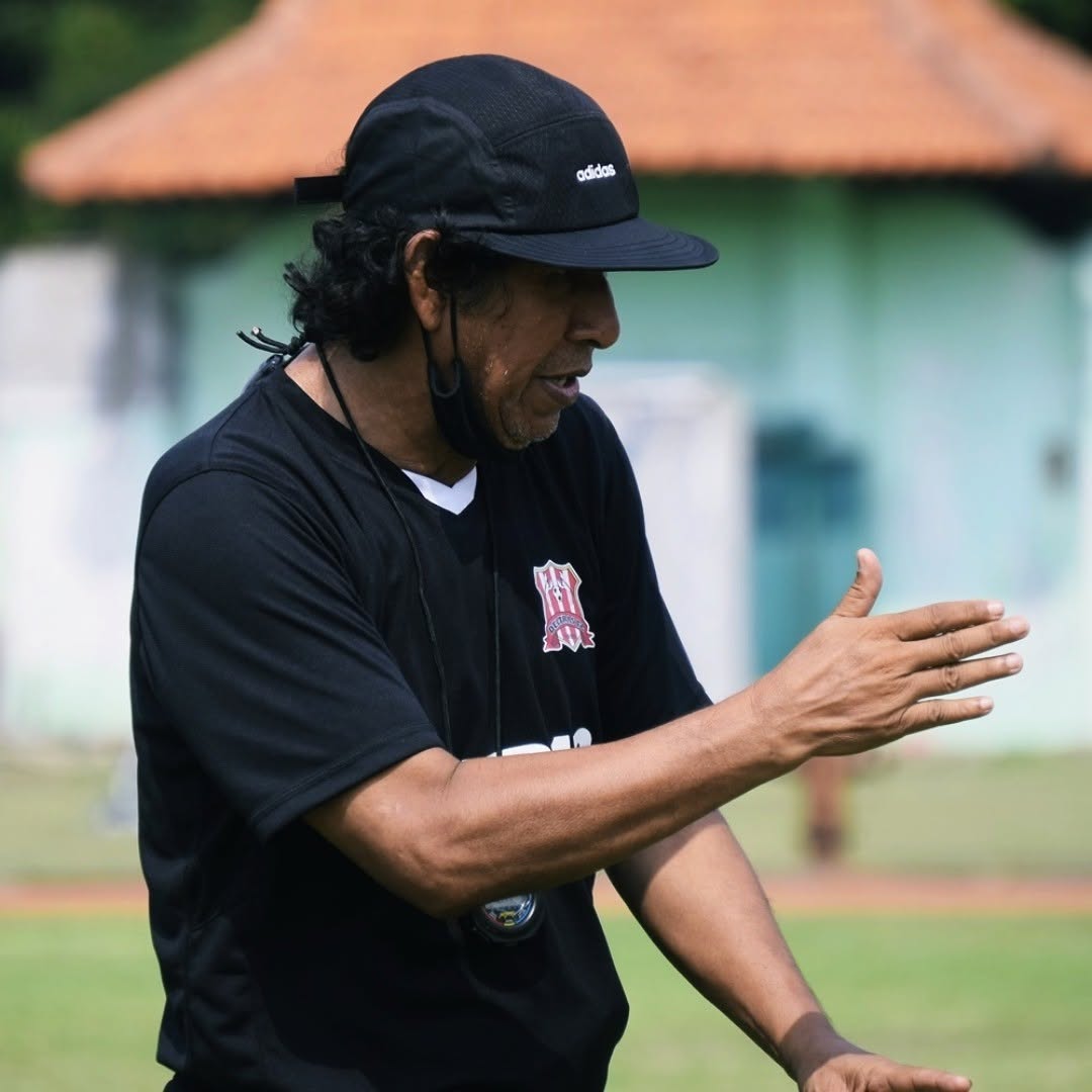 DUKUNGAN: Mantan pelatih Deltras Sidoarjo, Muhammad Zein Alhadad atau Coach Mamak beri pernah Jelang laga Tinmas Indonesia vs Bahrain. (IST/RADAR SIDOARJO)