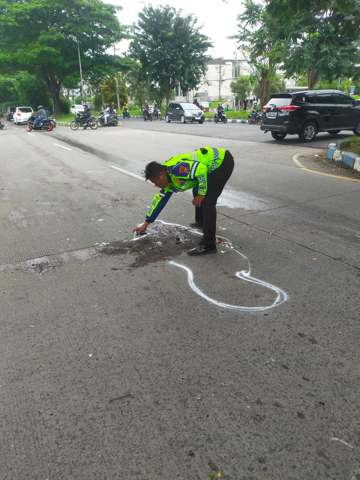 NAHAS : Polisi melakukan olah TKP di lokasi  kecelakaan, Jalan Raya Juanda-Aloha, Gedangan, Sidoarjo, Senin (24/3). (IST/RADAR SIDOARJO)