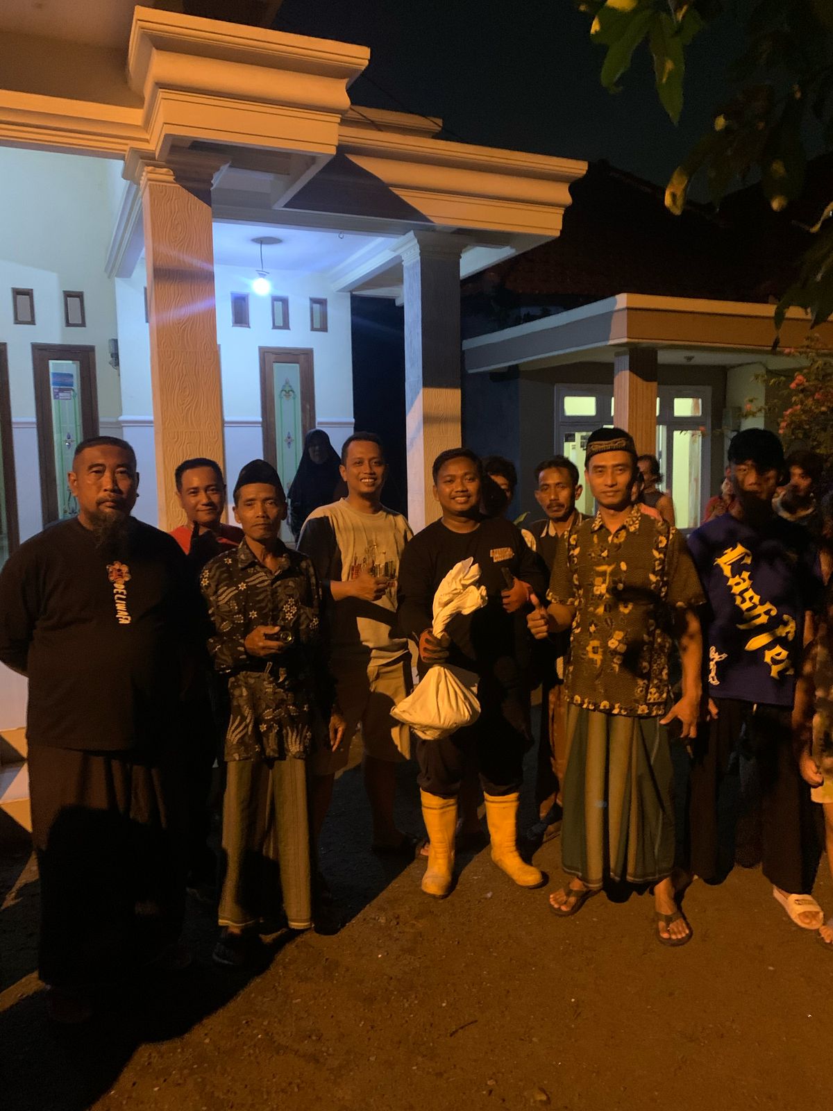 MERESAHKAN : Petugas damkar berhasil mengevakuasi ular sanca kembang di Desa Janti, Tarik, Sidoarjo.(IST/RADAR SIDOARJO)