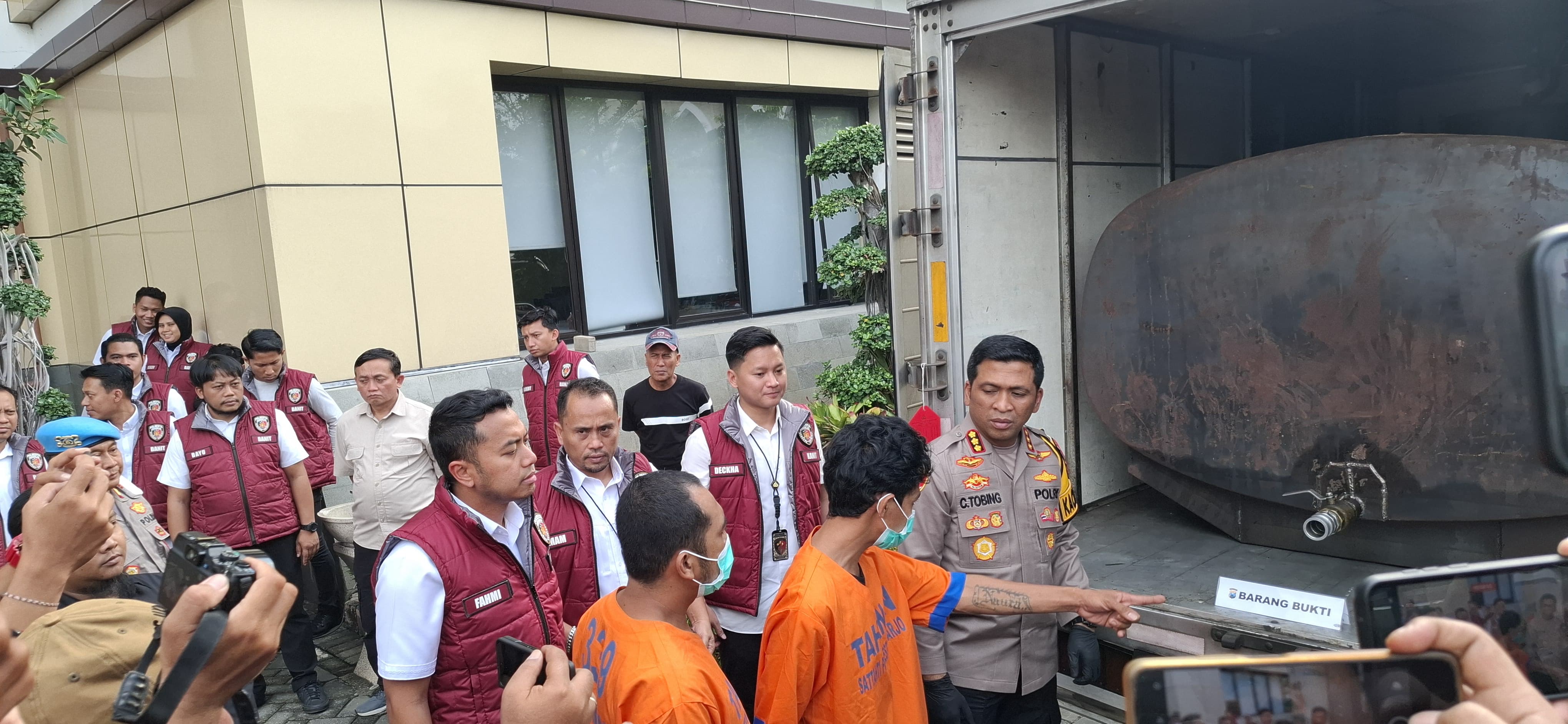TERLALU : Kapolresta Sidoarjo Kombes Pol Christian Tobing memperlihatkan mobil yang digunakan untuk menyimpan BBM jenis solar bersubsidi oleh tersangka (GUNTUR IRIANTO/RADAR SIDOARJO)