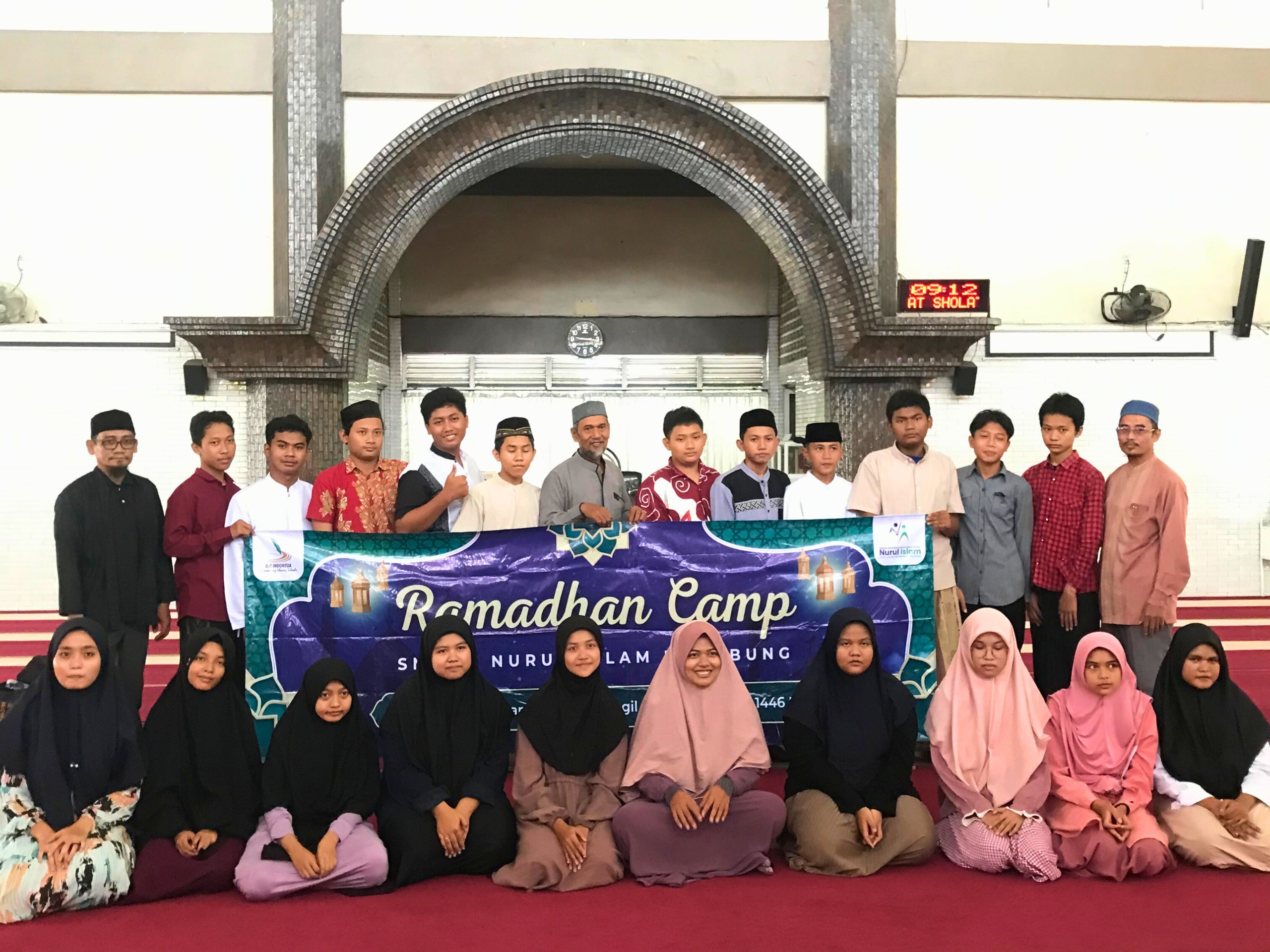 IBADAH : Siswa-siswi SMPIT Nurul Islam Krembung bersama Ustadz Amin Syukroni, Lc setelah Iktikaf di Masjid Manarul Islam. (IST/RADAR SIDOARJO)