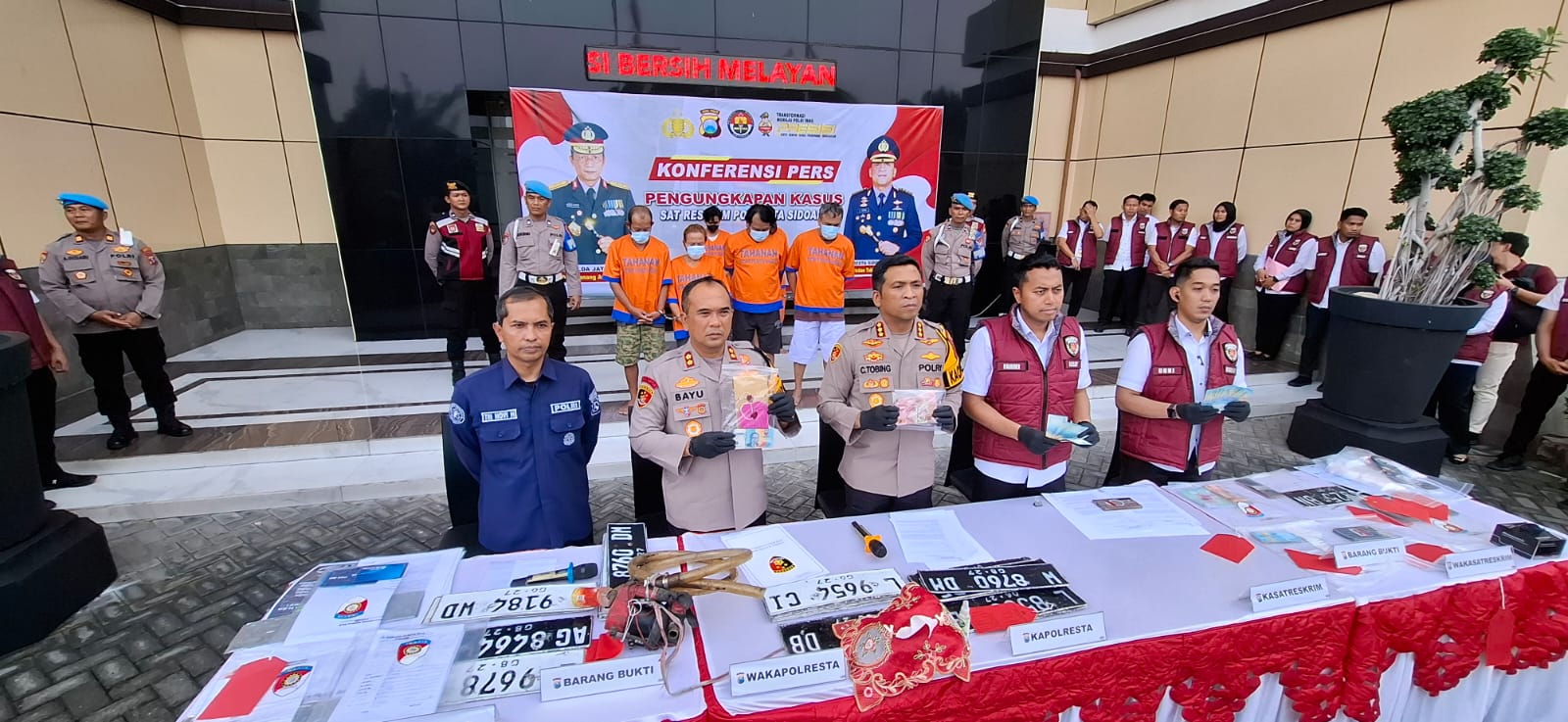 KOMPLOTAN : Polresta Sidoarjo menangkap empat tersangka jaringan pengedar upal. Mereka menyasar toko dan pasar. (GUNTUR IRIANTO/RADAR SIDOARJO)