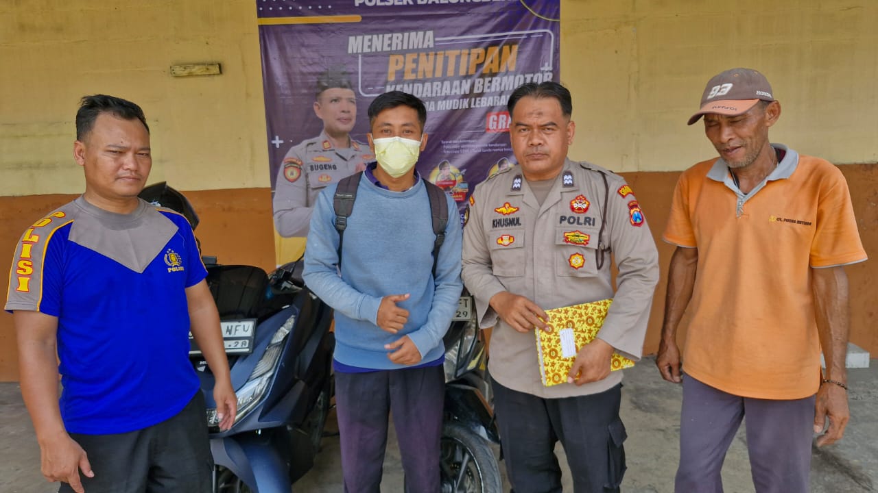 AMAN : Salah satu warga Sidoarjo memanfaatkan program polisi untuk menitipkan sepeda motor selama mudik di Polsek Balongbendo. (IST/RADAR SIDOARJO)
