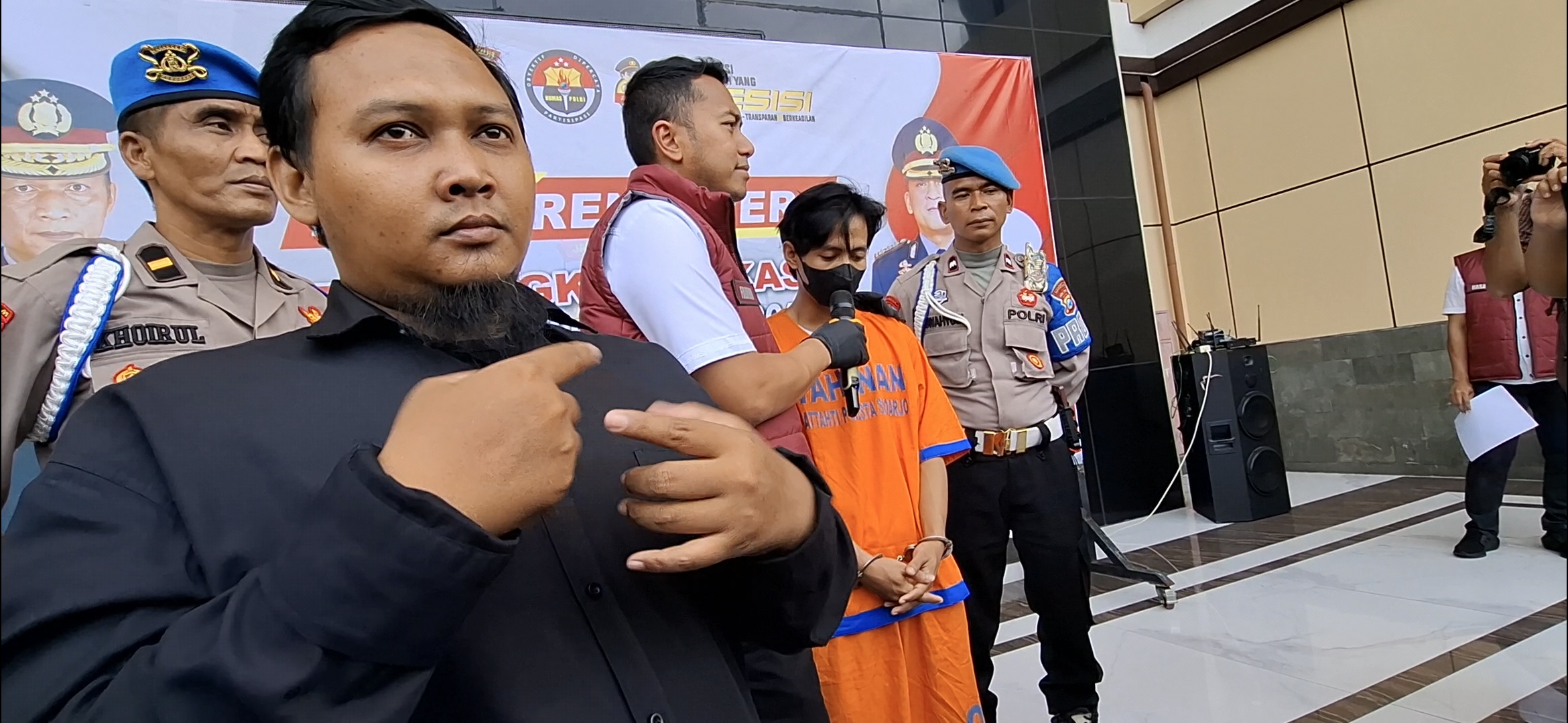 DITANGKAP : Kasatreskrim Polresta Sidoarjo AKP Fahmi Amarullah saat bertanya ke tersangka rudapaksa A Baihaqi. (GUNTUR IRIANTO/RADAR SIDOARJO)