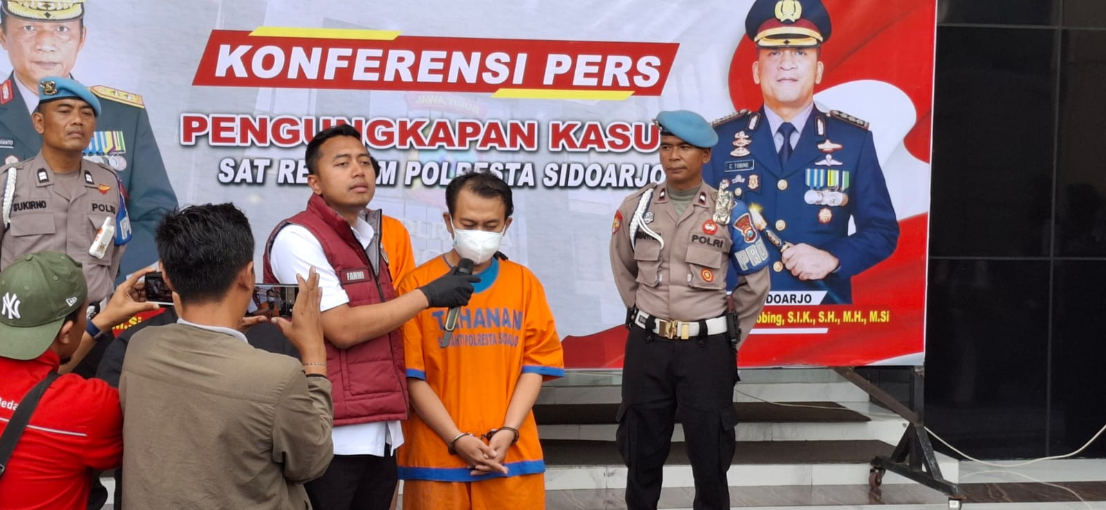 POSTINGAN : Tersangka Pamuji warga Geluran, Taman, Sidoarjo, berbekal iklan investasi pentol, berhasil kelabui korbannya hingga Rp 8 miliar. (GUNTUR IRIANTO/RADAR SIDOARJO)