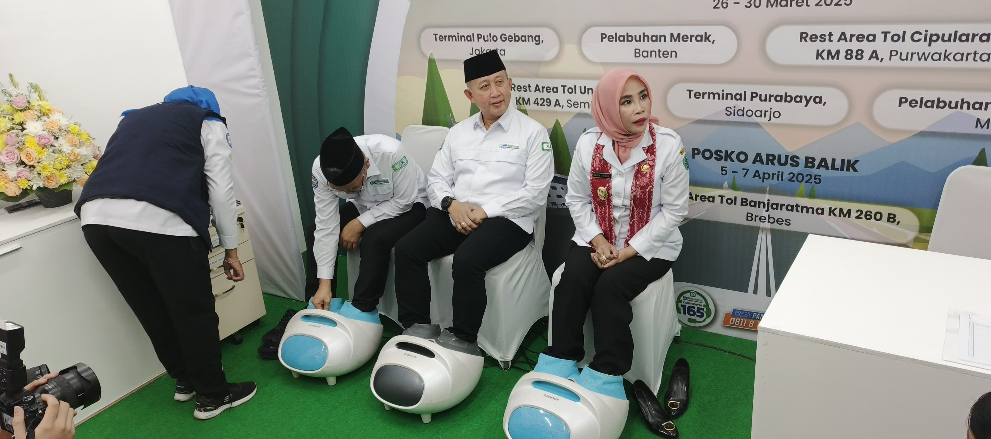 FASILITAS : Wakil Bupati Sidoarjo, Mimik Idayana saat mencoba fasilitas di posko mudik BPJS Kesehatan. (IST/RADAR SIDOARJO)