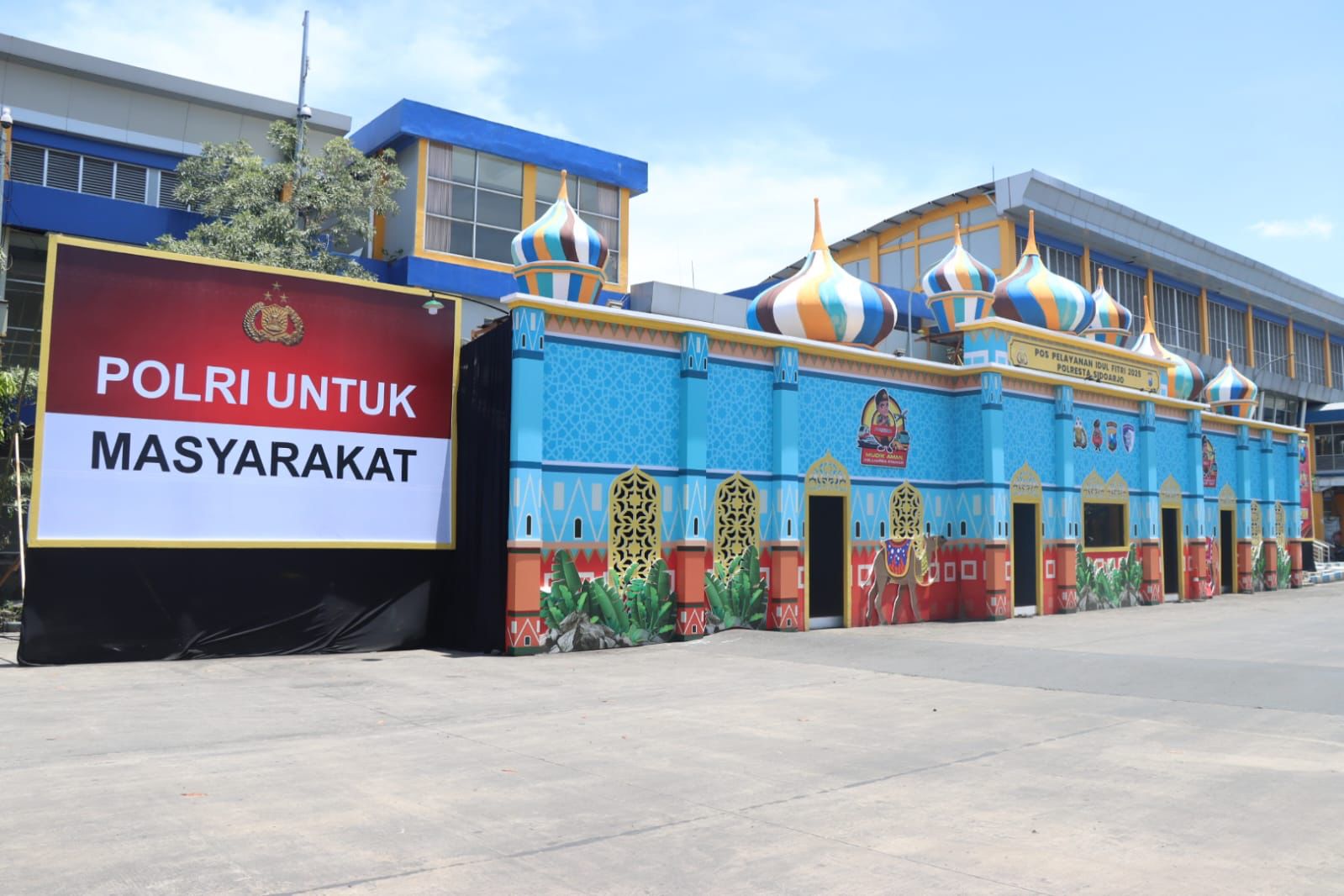 MEGAH : Masjid yang dibangun Polresta Sidoarjo di Terminal Purabaya, Bungurasih, Sidoarjo, untuk pemudik selama lebaran. (IST/RADAR SIDOARJO)