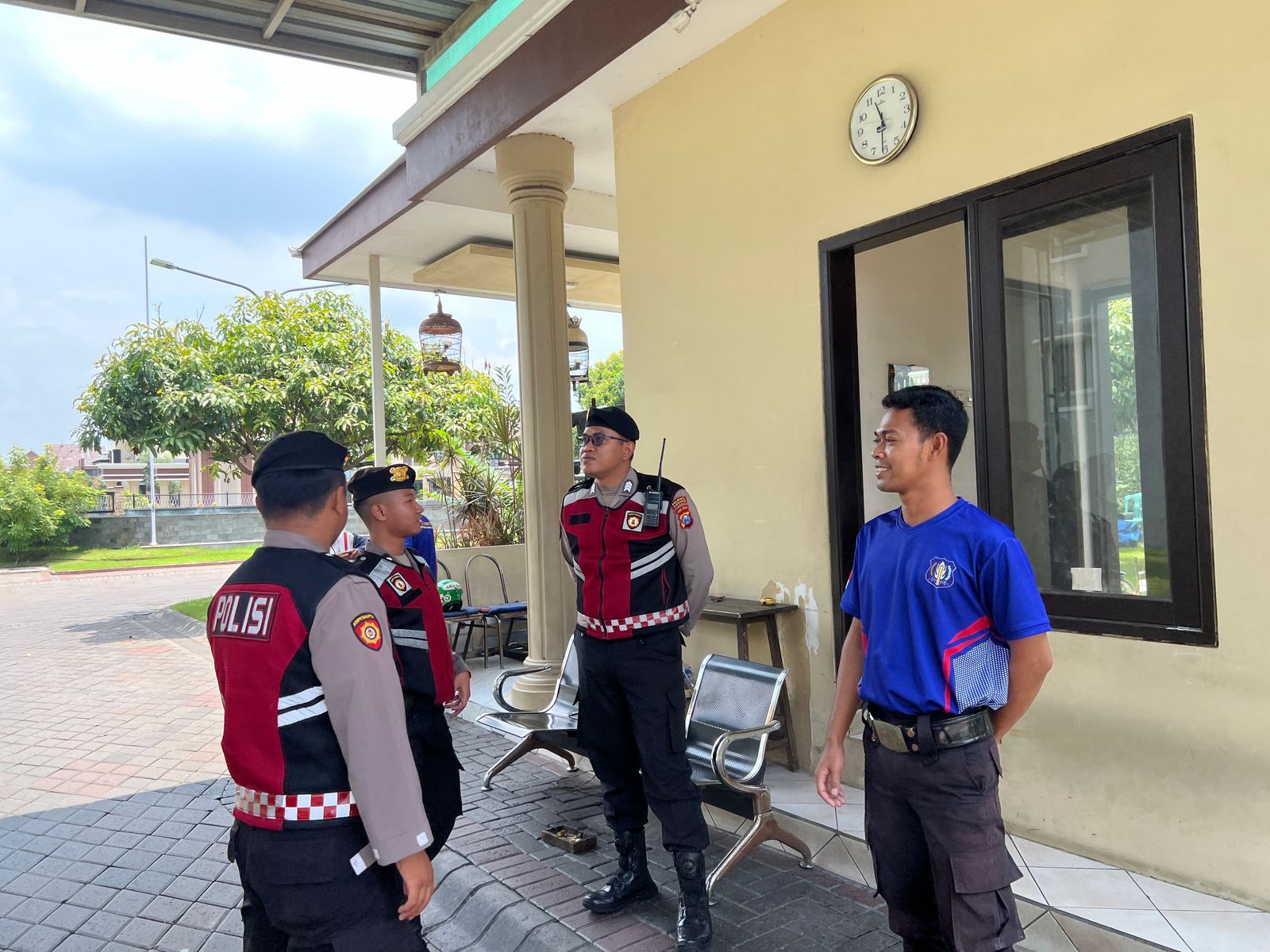 PENGAMANAN : Sat Samapta Polresta Sidoarjo melaksanakan patroli rutin di pemukiman warga selama mudik lebaran. (IST/RADAR SIDOARJO)