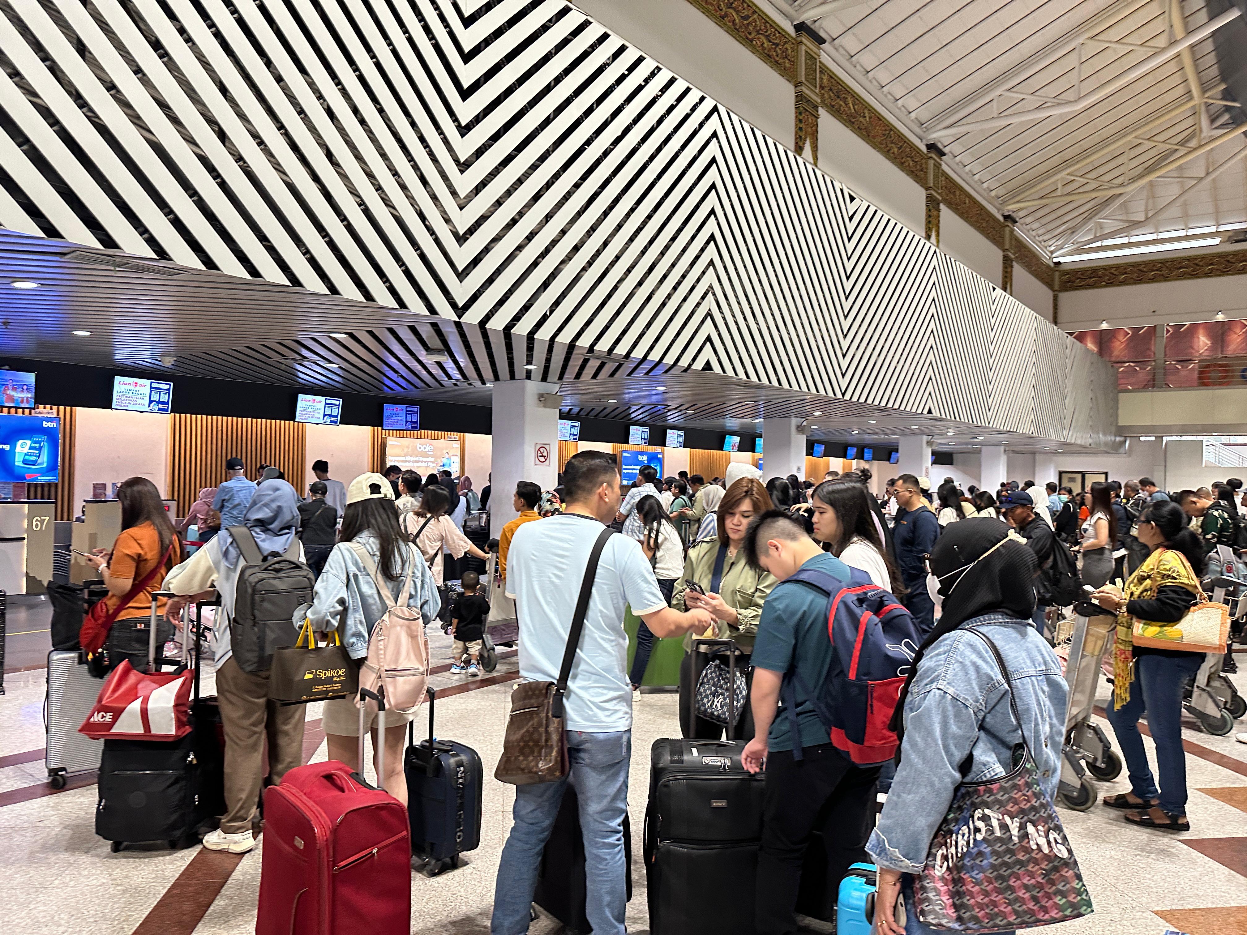 MELONJAK : Calon penumpang pesawat sedang berada di Bandara Juanda, Sidoarjo. 12 extra flight direalisasi untuk mudik lebaran. (IST/RADAR SIDOARJO)