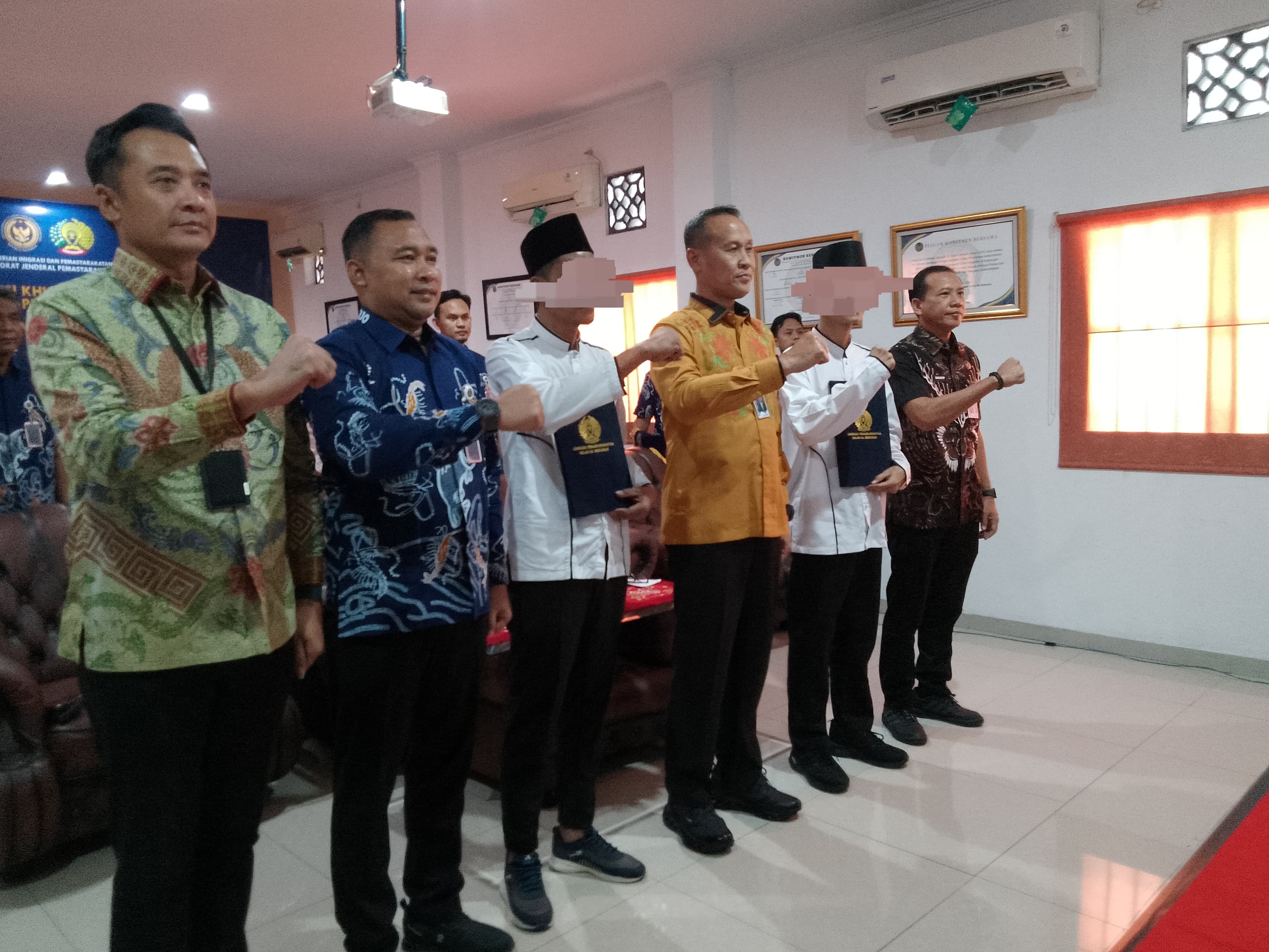 KERINGANAN : Sejumlah narapidana Lapas Sidoarjo mendapat remisi Hari Raya Idul Fitri 2025, Jumat (28/3). (DIKY PUTRA SANSIRI/RADAR SIDOARJO)