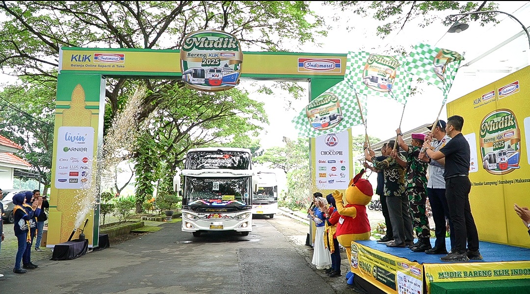 SINERGIS: Kepala Dinas Perhubungan (Kadishub) Kabupaten Sidoarjo, Benny Airlangga Yogaswara, Kolonel Marinir Suroso, dan Deputi Manager, Hendra Satria berangkatkan pemudik.