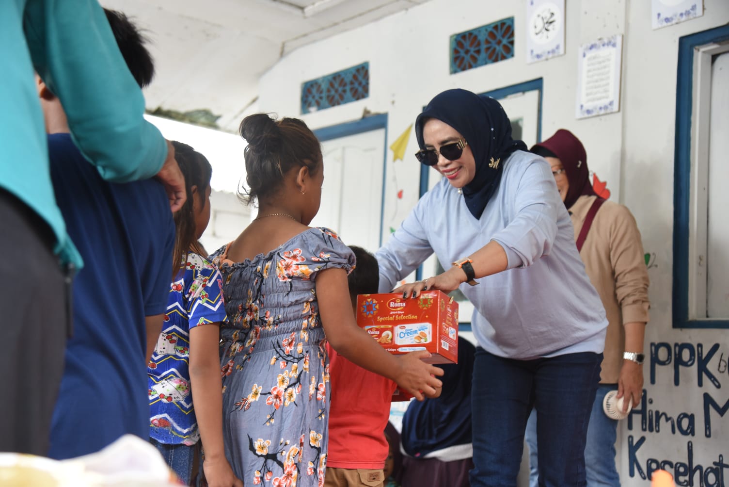 PEDULI : Wabup Sidoarjo Mimik Idayana membagikan bansos di Dusun Pucukan, Gebang,  Sidoarjo. (IST/RADAR SIDOARJO)