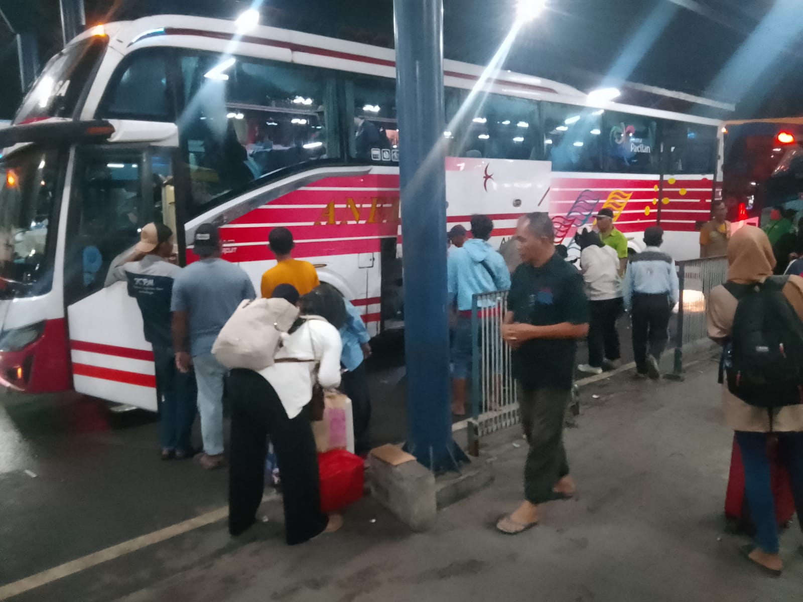 RAMAI : Penumpang di Terminal Purabaya, Bungurasih, Sidoarjo, di H-1 lebaran, Minggu (30/3). (DIKY PUTRA SANSIRI/RADAR SIDOARJO)