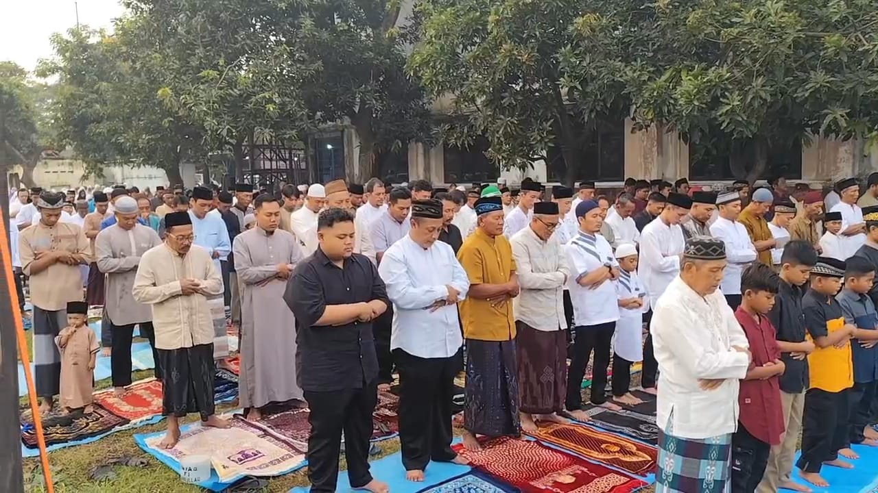 KHUSYUK : Ratusan korban eks lumpur Sidoarjo salat Ied di tanggul, Senin (31/3). (IST/RADAR SIDOARJO)