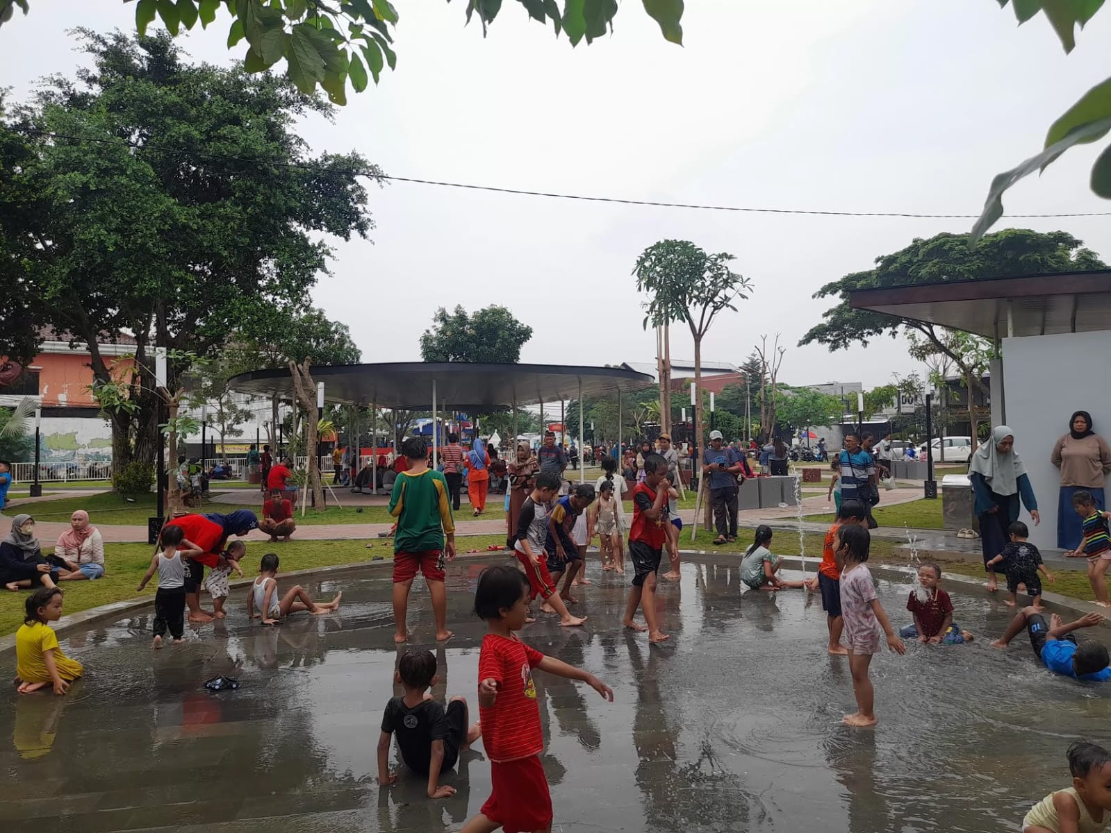 SERU: Anak-anak saat bermain air di Taman Tara. (M SAIFUL ROHMAN/RADAR SIDOARJO)