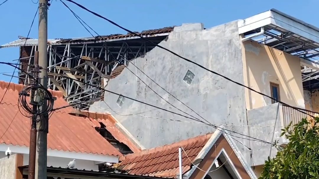 PARAH: Tampak rumah warga rusak akibat diterjang angin puting beliung yang melanda Sedati, Sidoarjo. (IST/RADAR SIDOARJO)