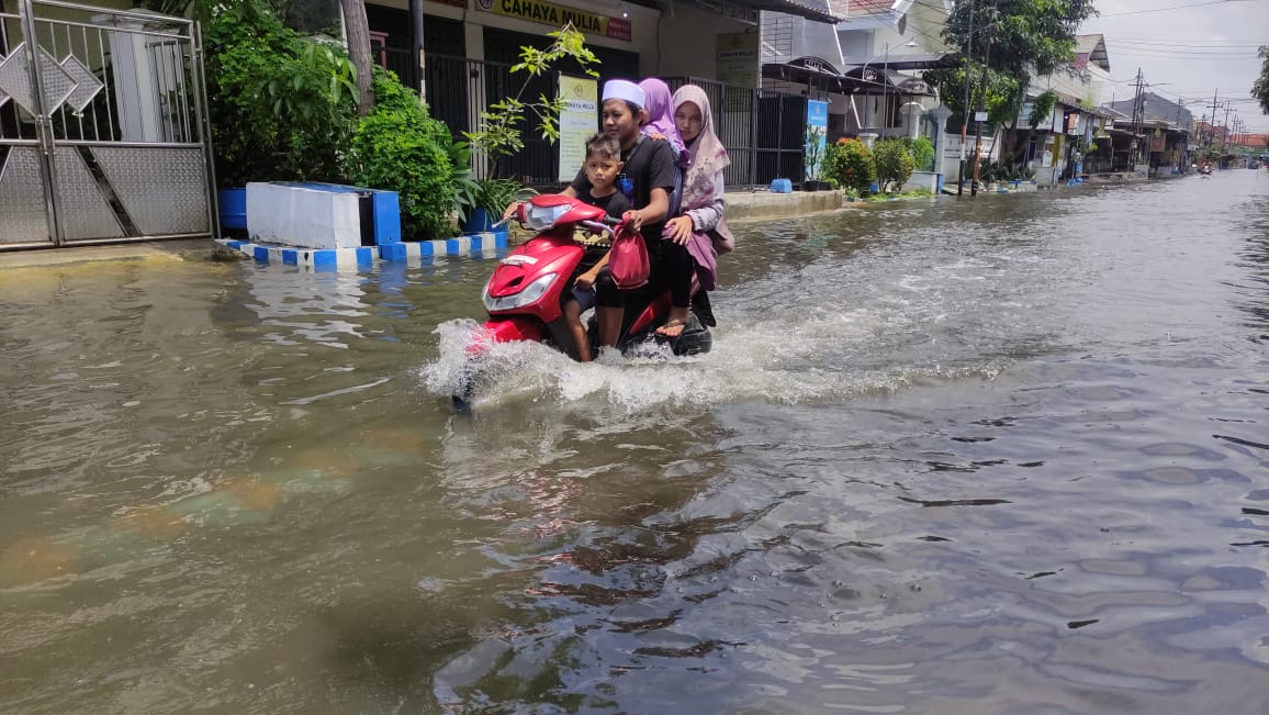 LANGGANAN: Banjir genangi kawasan Tropodo, Waru, Sidoarjo, Rabu (2/4). (DIKY SANSIRI/RADAR SIDOARJO)