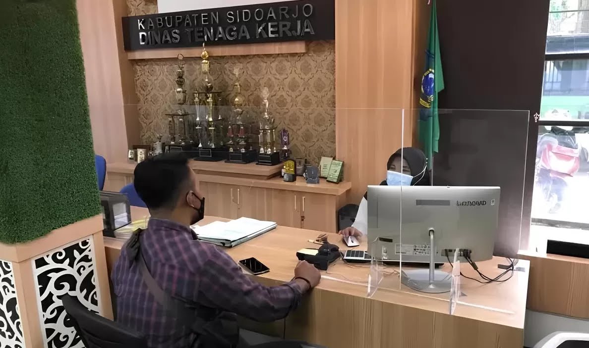 MELAPOR: Warga mengadukan masalah THR ke Disnaker Sidoarjo. (IST)