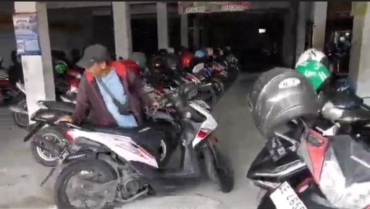 BERJEJER : Motor milik pemudik di tempat penitipan motor Terminal Purabaya, Sidoarjo. (IST/RADAR SIDOARJO)