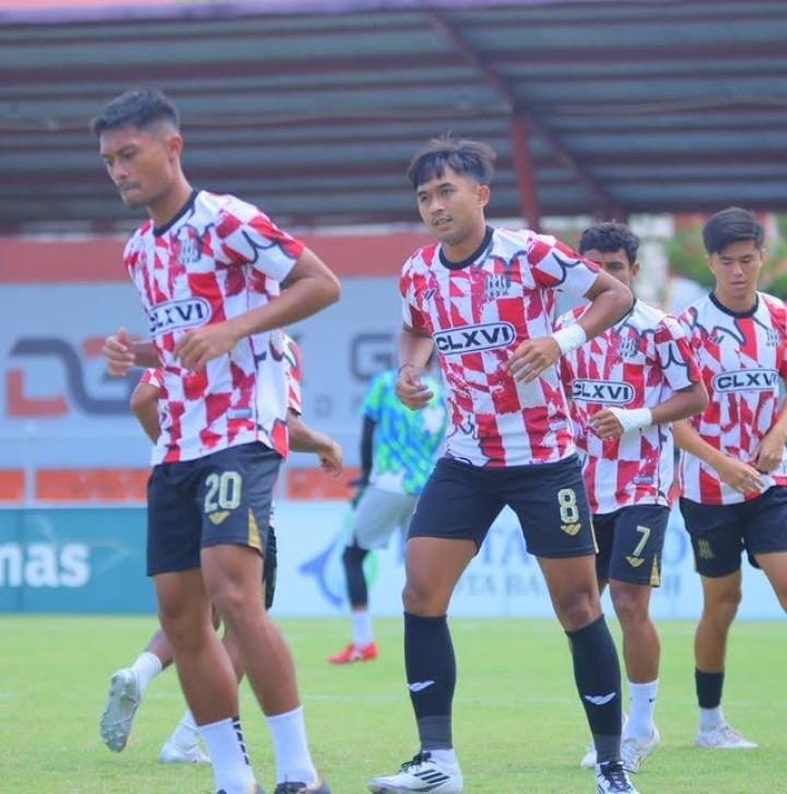 BERTAHAN: Para pemain Deltras Sidoarjo Liga 2 musim 2024/2025 saat latihan. Sebanyak 14 pemain akan tetap memperkuat Deltras musim depan. (IST/RADAR SIDOARJO)