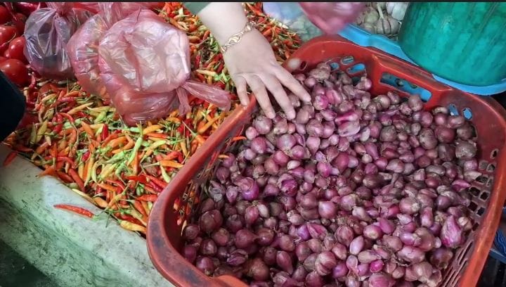 NAIK : Harga bawang merah dan putih di Pasar Taman, Sidoarjo, melonjak saat lebaran. (IST/RADAR SIDOARJO)