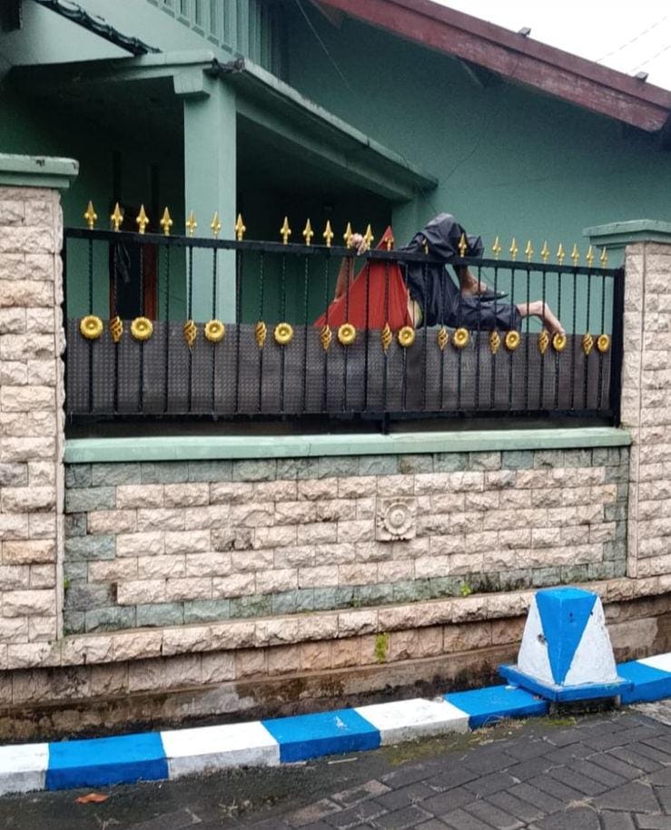 TRAGIS : Kondisi korban saat tersangkut pagar di Perum Sidokare Indah, Sidoarjo, Kamis (3/4).