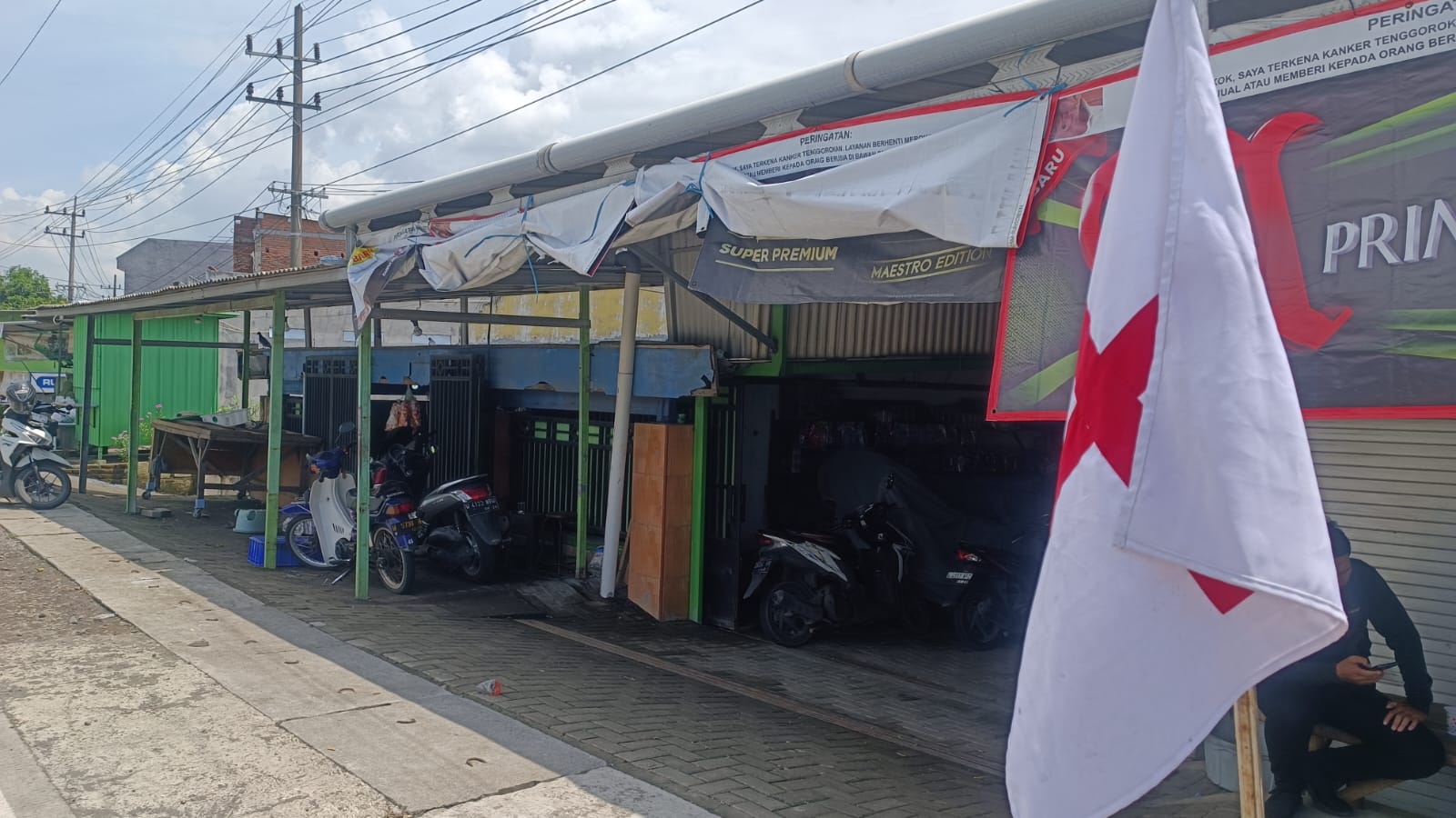 MUSIBAH : Suasana rumah duka korban longsor Pacet, Mojokerto, di Kloposepuluh, Sukodono, Sidoarjo, Jumat (4/4). (DIKY PUTRA SANSIRI/RADAR SIDOARJO)
