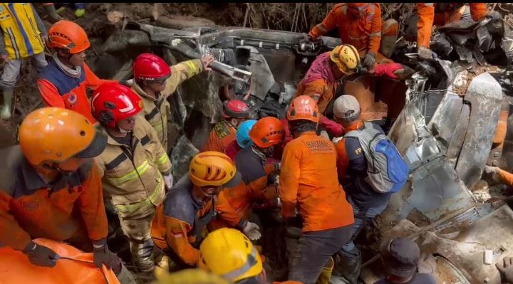 BERITA DUKA: Proses evakuasi korban longsor di Cangar, Pacet, Mojokerto.