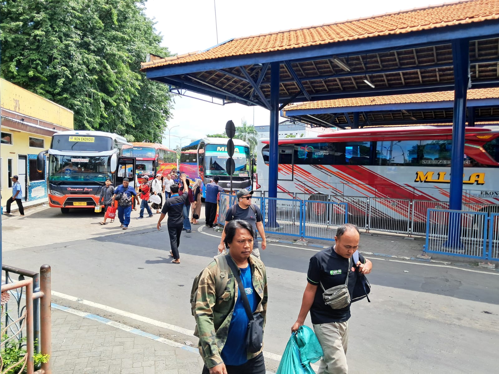 RAMAI : Penumpang di Terminal Purabaya, Bungurasih, Sidoarjo, di H+4 lebaran, Jumat (4/4). (IST/RADAR SIDOARJO)