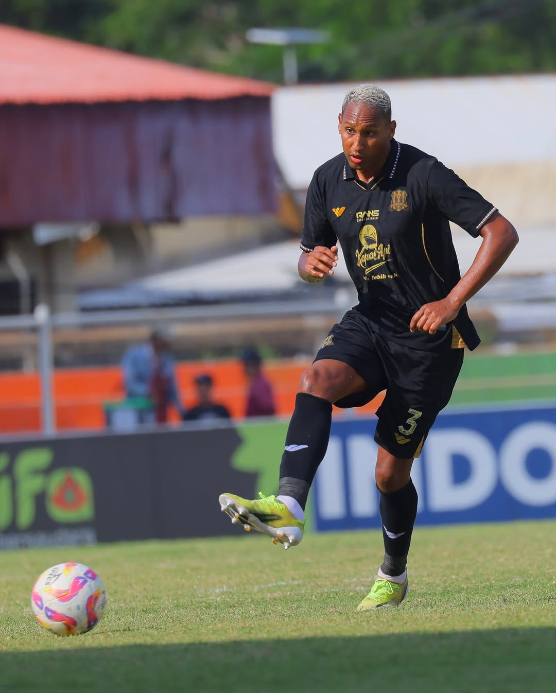 TERBAIK: Pemain Asing Artur Vieira bermain apik saat membela Deltras Sidoarjo musim 2024/2025. (IST/RADAR SIDOARJO)