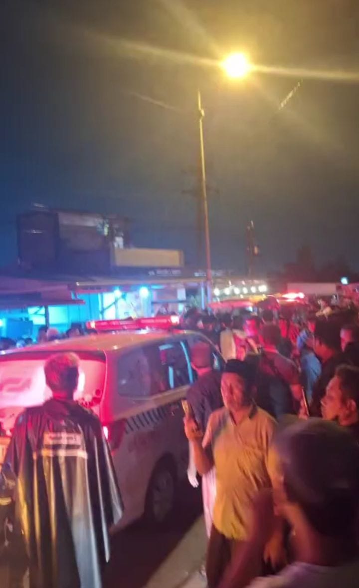 MUSIBAH: Iring-iringan mobil ambulans tiba di rumah duka, Sukodono, Jumat (4/4) malam.