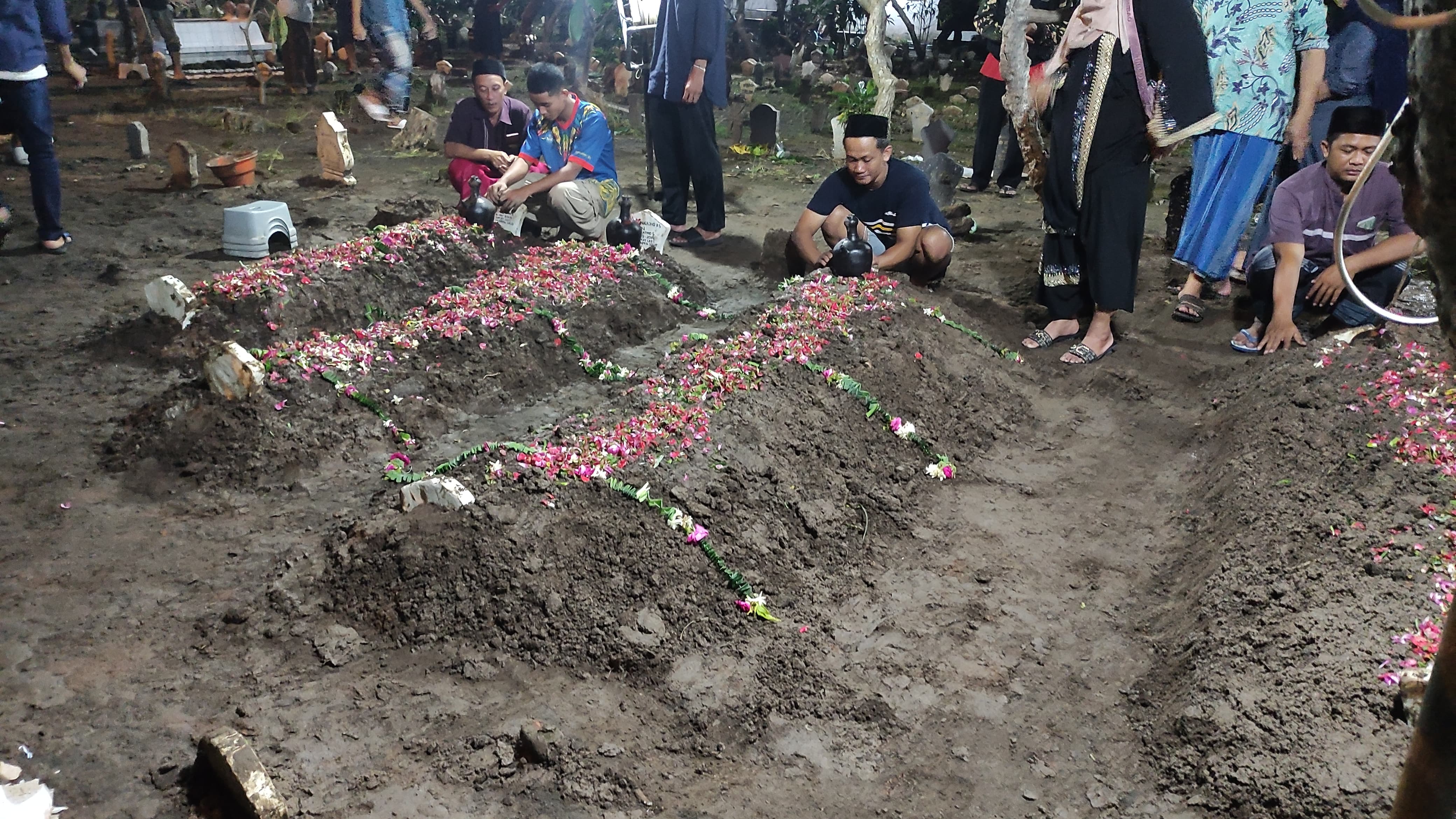 BERDUKA : Jenazah korban bencana tanah longsor di Pacet, Mojokerto, disemayamkan di TPU Desa Kloposepuluh, Sukodono, Sidoarjo, Jumat (4/4) malam. (DIKY PUTRA SANSIRI/RADAR SIDOARJO