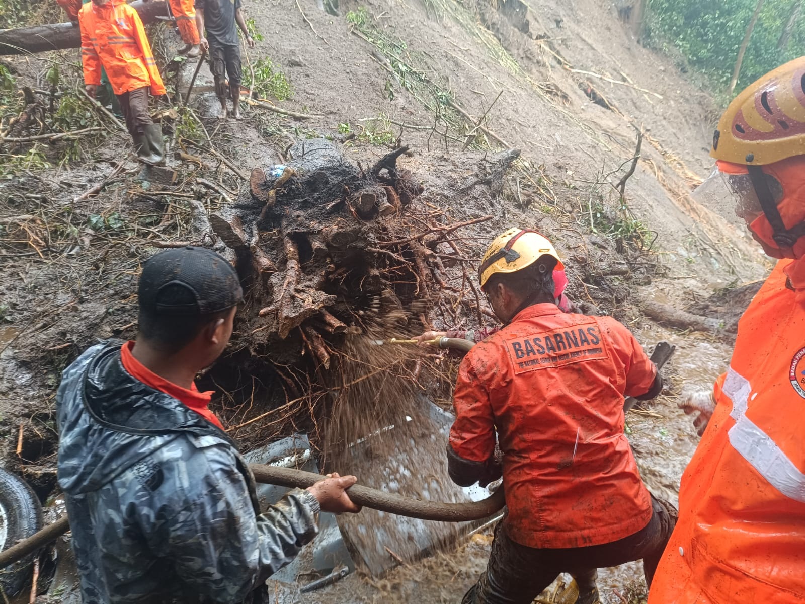 KERJA KERAS: Tim SAR sedang membantu proses evakuasi pencarian korban longsor. (FOTO ISTIMEWA)  &nbsp;