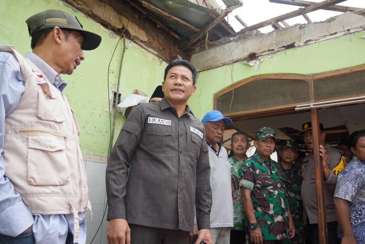 PEDULI: Bupati Sidoarjo Subandi meninjau Rumah Tidak Layak Huni di Masangan Wetan.