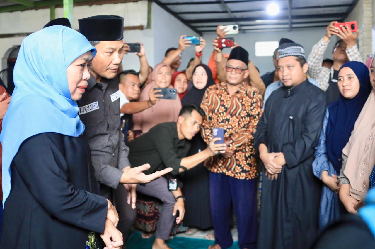 PEDULI: Gubernur Jatim Khofifah dan Bupati Sidoarjo Subandi takziah ke keluarga korban tanah longsor di Cangar, Pacet di Sukodono.