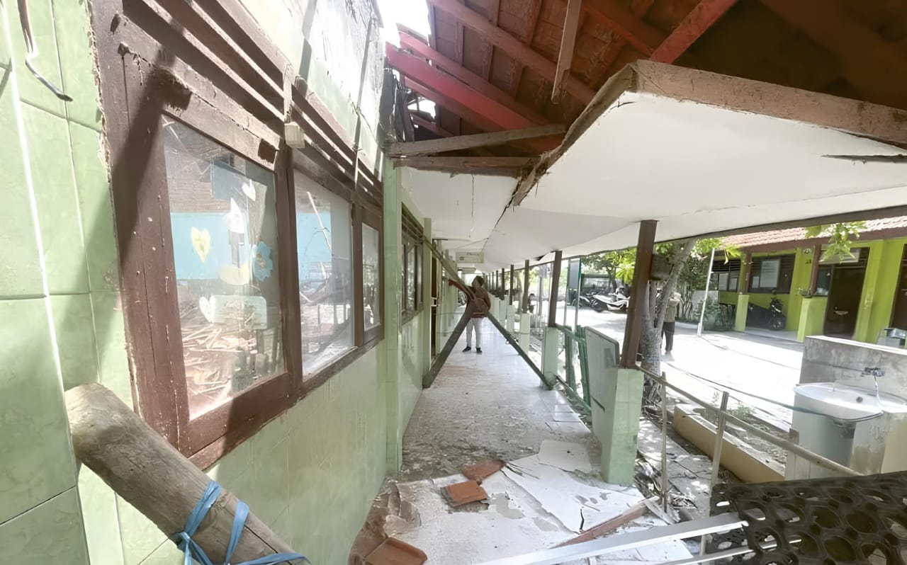 SEGERA DIPERBAIKI: SDN Segoro Tambak yang sempat ambruk beberapa bulan yang lalu. Dispendikbud Sidoarjo akan renovasi sekolah ini. (M SAIFUL ROHMAN/RADAR SIDOARJO)