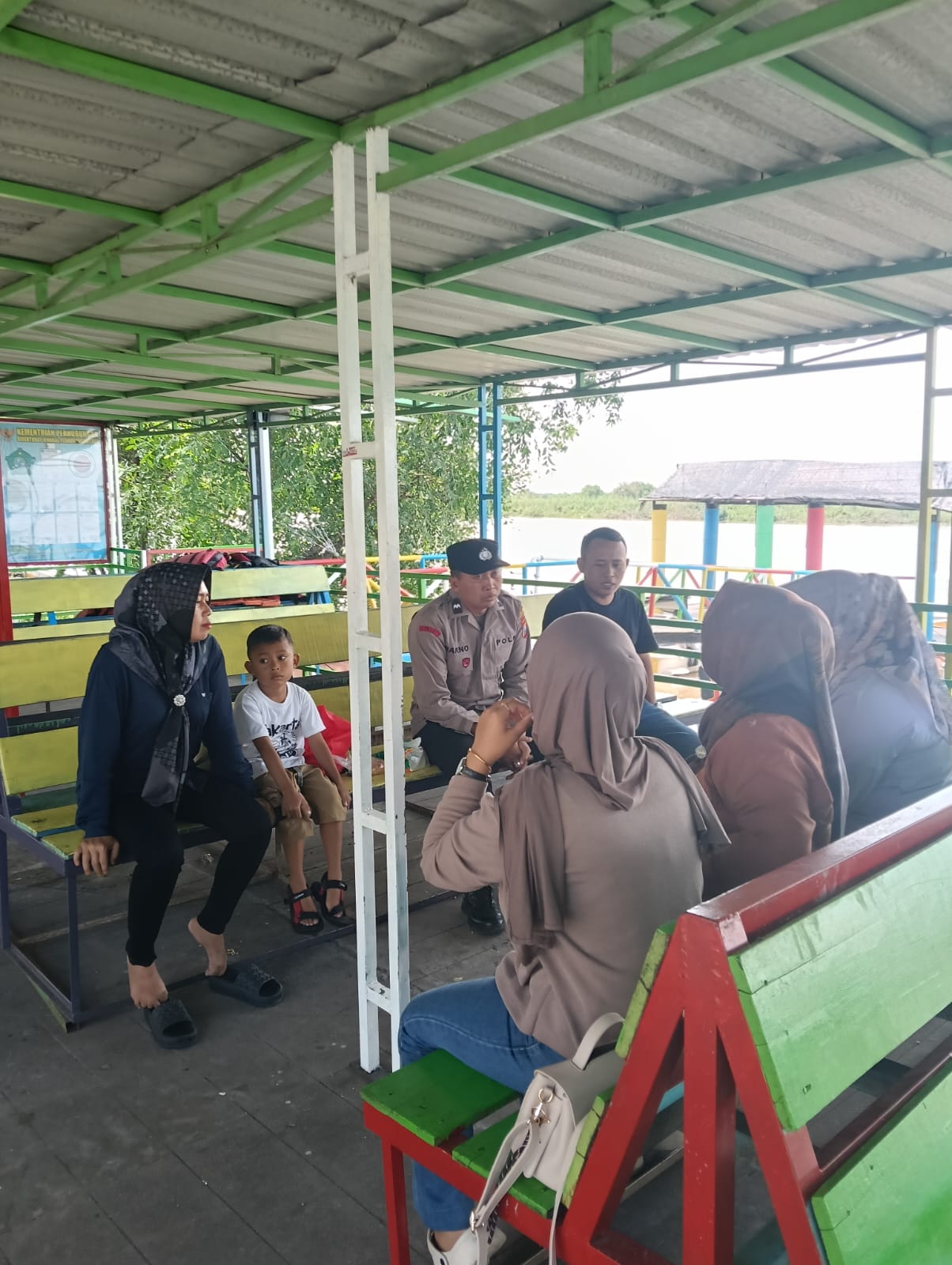 PENGAMANAN : Anggota Polsek Jabon berpatroli dan beri imbauan di tempat wisata Tlocor dan Pulau Lusi, Sidoarjo, Minggu (6/4). (IST/RADAR SIDOARJO)
