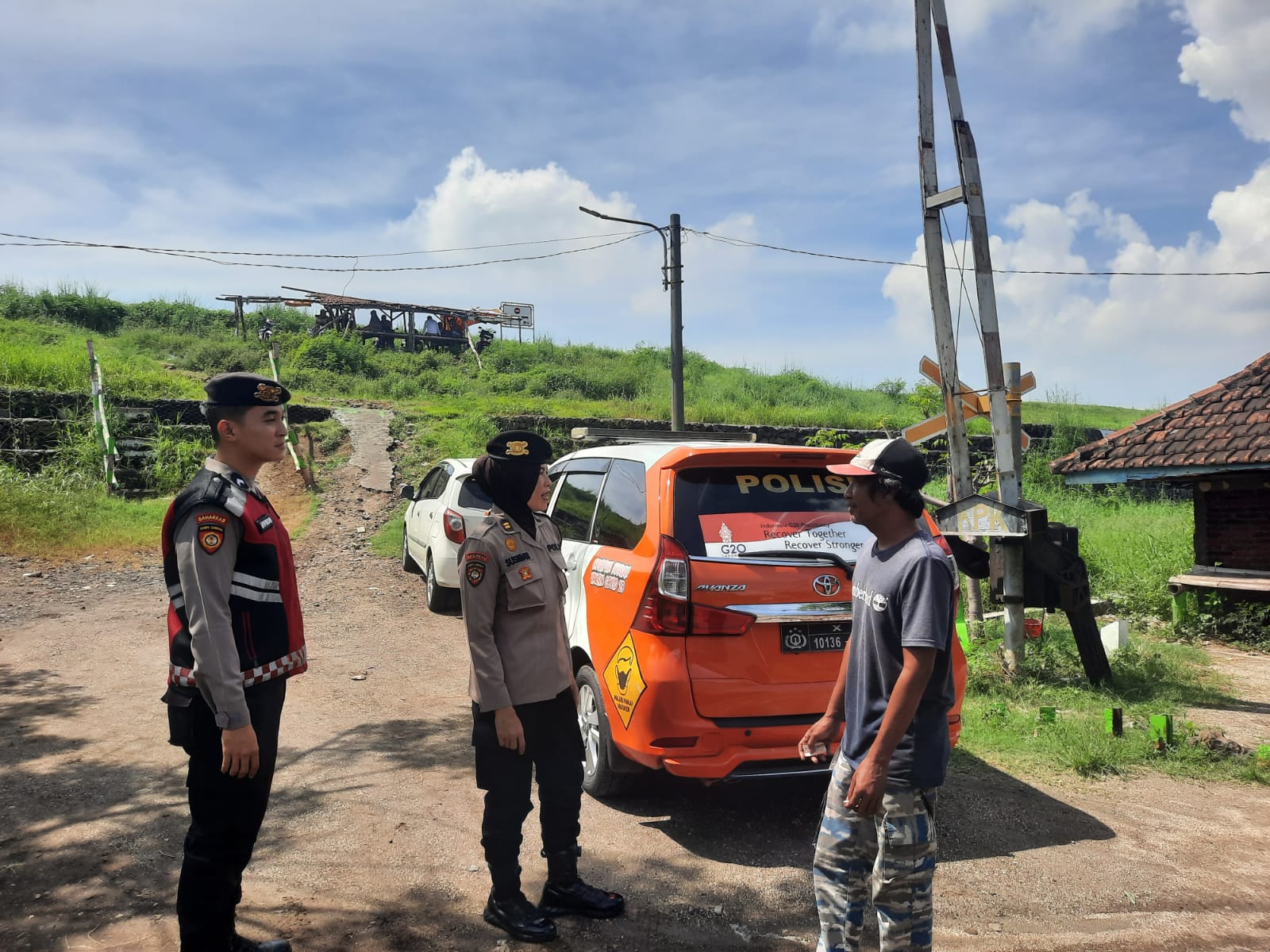 AMAN : Sat Samapta Polresta Sidoarjo melaksanakan pengamanan di wisata Lumpur Sidoarjo, Minggu (6/4). (IST/RADAR SIDOARJO)