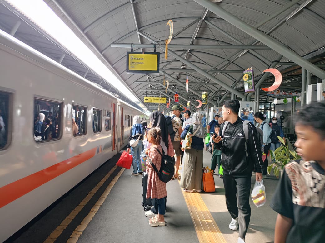 PADAT : Penumpang KA di Stasiun Sidoarjo, Minggu (6/4). Arus balik lebaran mulai terlihat di stasiun.&nbsp;